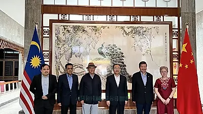 말레이, 중국과 서방 ‘연결다리’ 자처