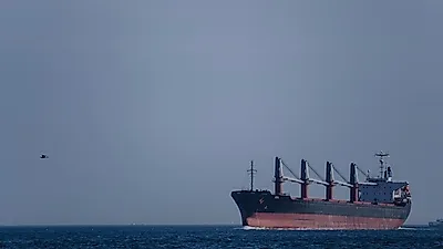 UAE, 러시아 원유 고객되나...루와이스항에 나타난 러시아 유조선