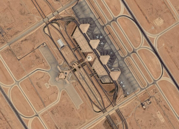 킹 살만 공항은 킹 칼리드 공항을 아우르는 형태로 건설된다. 킹 칼리드 공항