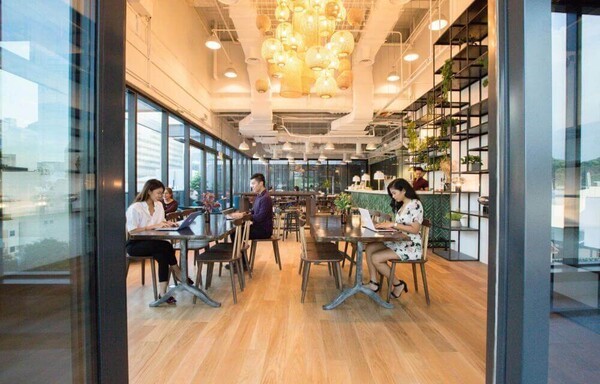 카페나 스터디룸처럼 새로운 공간에서 업무를 볼수 있다. 데스키모