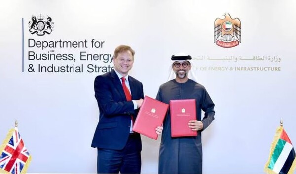 UAE와 영국이 재생에너지 개발과 기후변화 공동대응을 위한 MoU를 체결했다.UAE 에너지인프라부