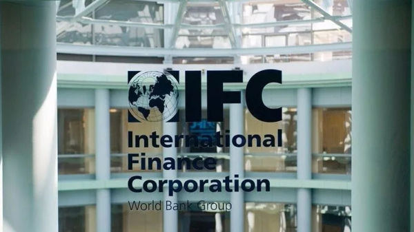 IFC는 실론 상업은행, 네이션스 트러스트 은행, 삼패스 은행에 자금을 수혈하고 있다. IFC