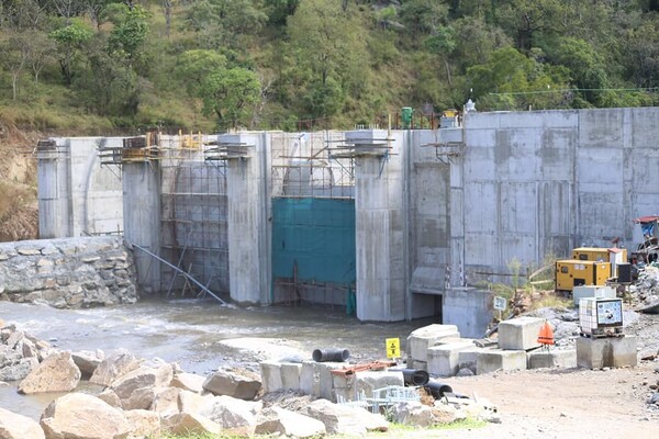 우간다는 2013년부터 건설 중인 600MW 카루마 발전 댐의 가동을 앞두고 있다. 우간다 전기송전공사(UETCL)2