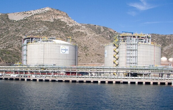 해상 운송 연료를 가스로 전환하는 공장들이 최대 한계 상태에서 운영을 하고 있다[출처=애나가스]