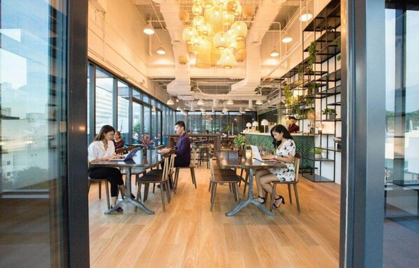 카페나 스터디룸처럼 새로운 공간에서 업무를 볼수 있다. 데스키모