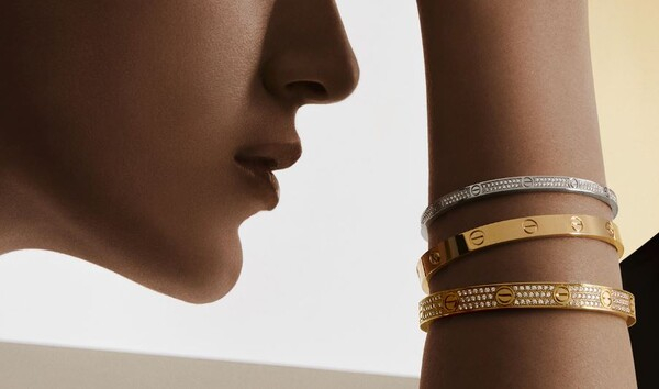 모건스탠리 보고서는 대한민국 유명 연예인들이 명품 홍보대사를 맡고 있다고 전했다. 까르티에