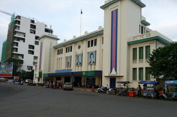 향후 33개의 역이 배치되고 다리를 포함해 300개의 도로를 통과하는 선로가 놓일 예정이다. 로얄레일웨이