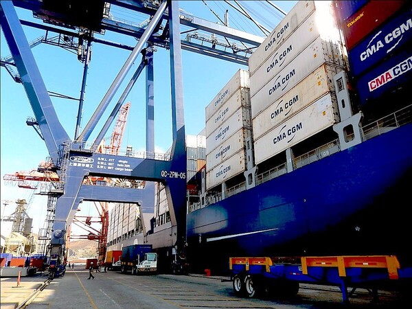 항구를 확장해 더 큰 선박을 수용할 수 있어야 한다.  CMA CGM