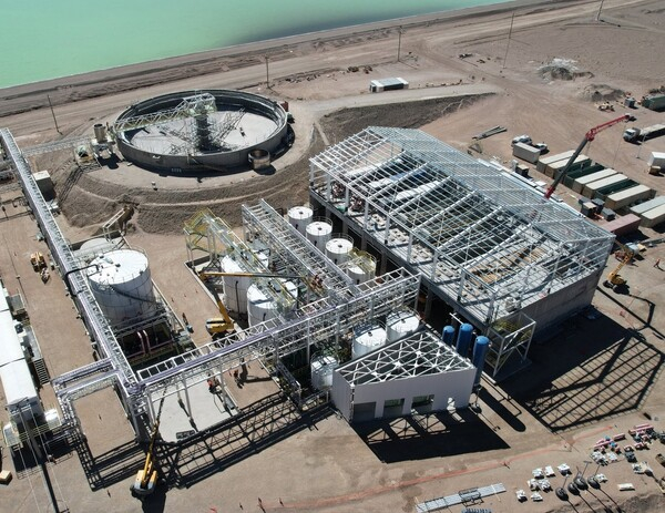 화학 오염 가능성으로 인해 환경 문제가 제기됐다. 리튬아메리카