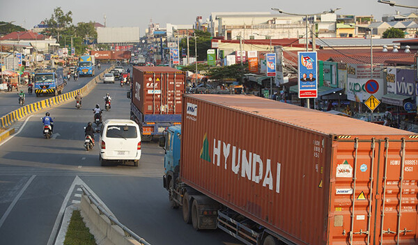 프놈펜으로 향하는 트레일러. 크메르이코노믹인스티튜트