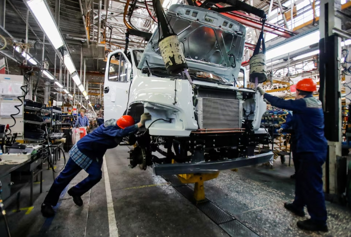 러시아 산업계, 전시경제의 그늘 속 ‘강제 휴직’ 확산…제조업 전반에 구조조정 바람